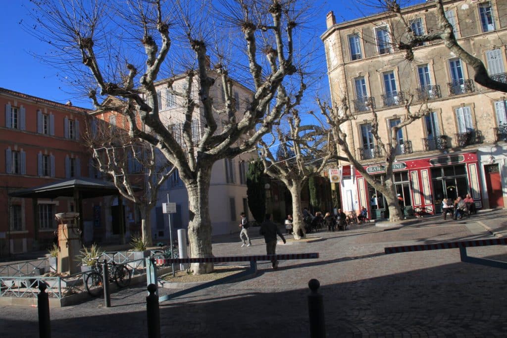 La grande lessive réunit enfants et élus au jardin de la ville