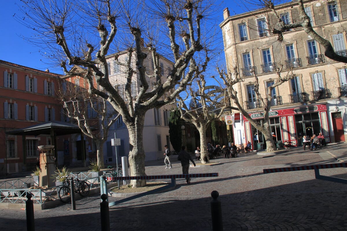 La grande lessive réunit enfants et élus au jardin de la ville